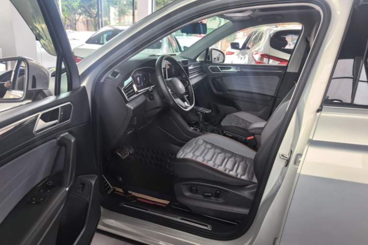 Used Volkswagen Tiguan L 2022 330TSI Automatic Two-Wheel Drive R-Line Enhanced Edition Driver Seat