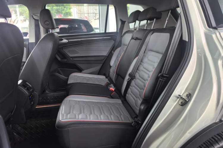 Used Volkswagen Tiguan L 2022 330TSI Automatic Two-Wheel Drive R-Line Enhanced Edition Left Rear Seat