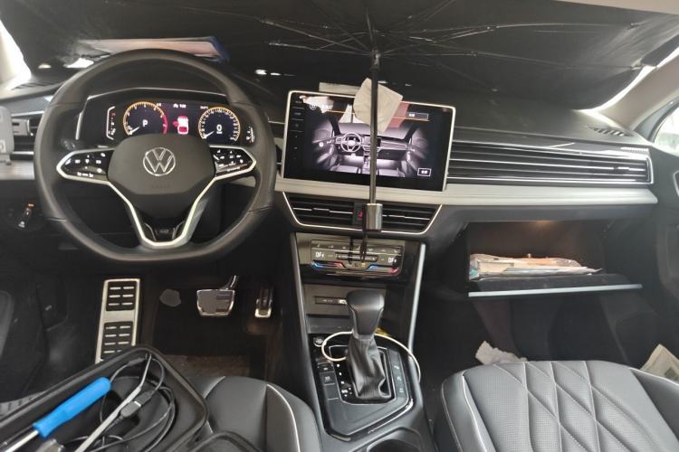 Used Volkswagen Tiguan L 2022 330TSI Automatic Two-Wheel Drive R-Line Enhanced Edition Center Console