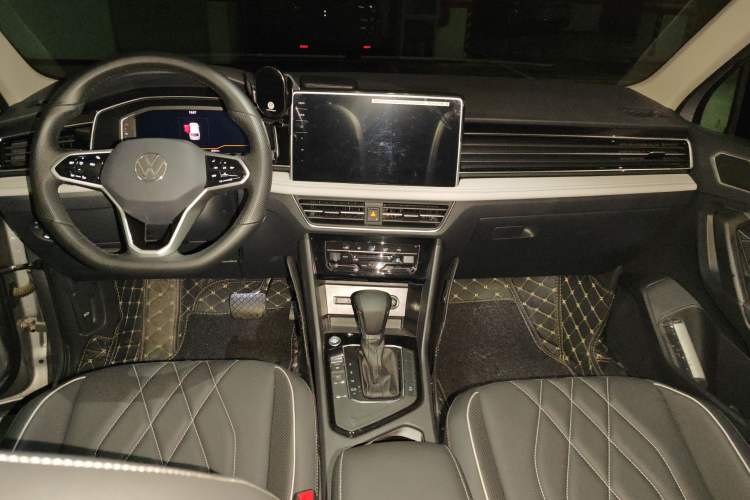 Used Volkswagen Tiguan L 2022 330TSI Automatic Two-Wheel Drive Smart Edition Center Console