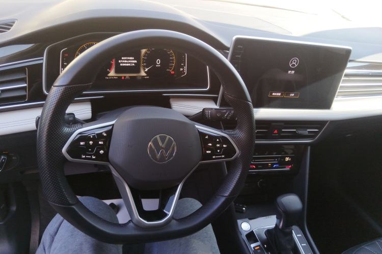 Used Volkswagen Tiguan L 2022 330TSI Automatic Two-Wheel Drive Smart Edition Center Console