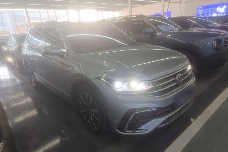 Used Volkswagen Tiguan L 2022 330TSI Automatic Two-Wheel Drive R-Line Enhanced Edition Front Right 45 Deg
