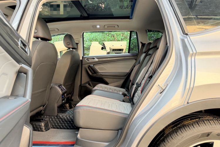 Used Volkswagen Tiguan L 2022 330TSI Automatic Two-Wheel Drive R-Line Enhanced Edition Interior 2
