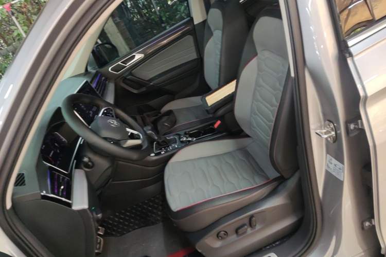 Used Volkswagen Tiguan L 2022 330TSI Automatic Two-Wheel Drive R-Line Enhanced Edition Left Front Seat