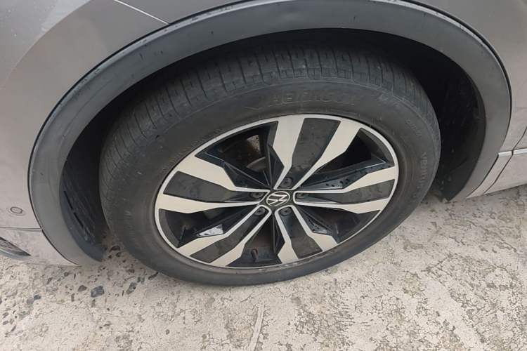 Used Volkswagen Tiguan L 2022 330TSI Automatic Two-Wheel Drive R-Line Enhanced Edition Left Front Wheel Hub