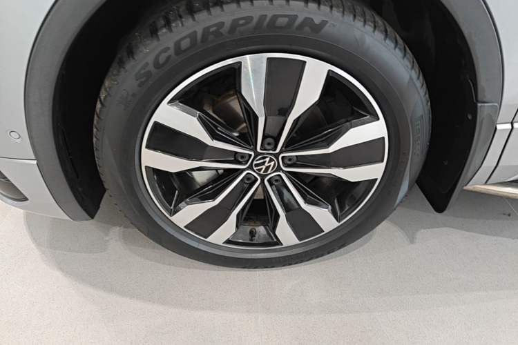 Used Volkswagen Tiguan L 2022 330TSI Automatic Two-Wheel Drive R-Line Enhanced Edition Left Front Wheel Hub