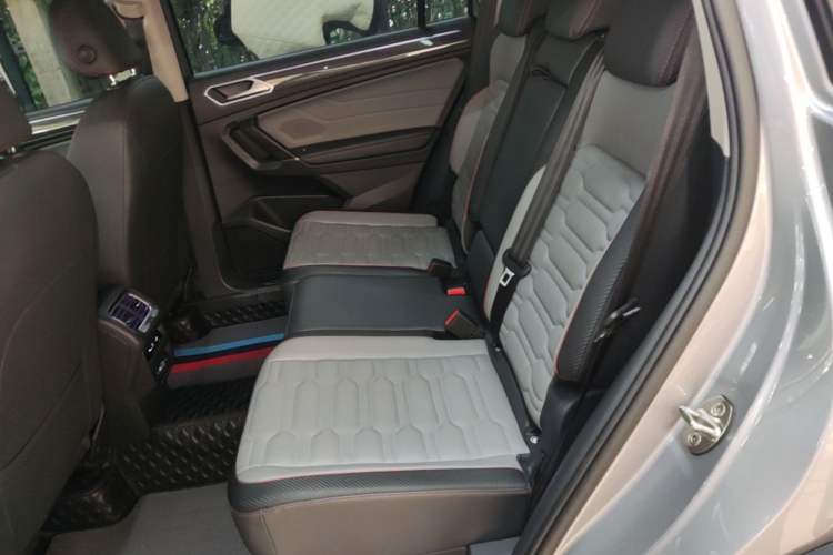 Used Volkswagen Tiguan L 2022 330TSI Automatic Two-Wheel Drive R-Line Enhanced Edition Left Rear Seat