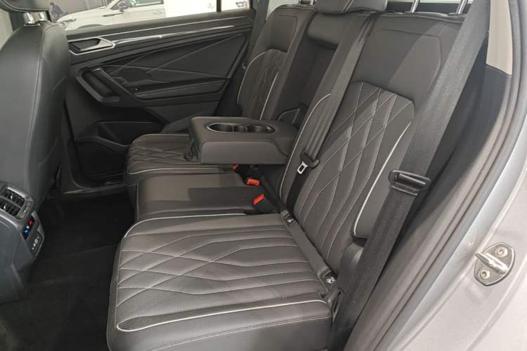 Used Volkswagen Tiguan L 2022 330TSI Automatic Two-Wheel Drive R-Line Enhanced Edition Left Rear Seat