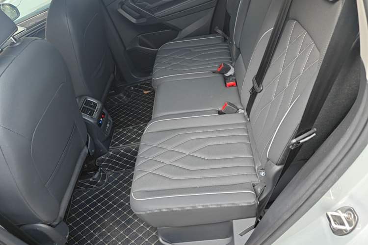 Used Volkswagen Tiguan L 2022 330TSI Automatic Two-Wheel Drive R-Line Enhanced Edition Left Rear Seat