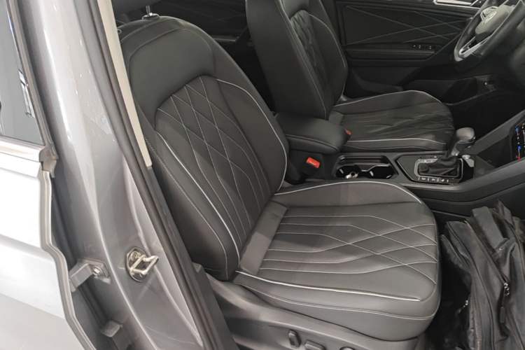 Used Volkswagen Tiguan L 2022 330TSI Automatic Two-Wheel Drive R-Line Enhanced Edition Right Front Seat