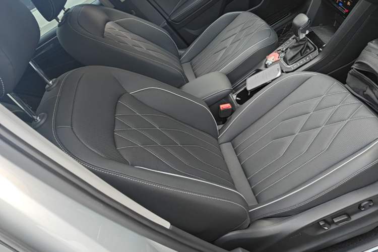 Used Volkswagen Tiguan L 2022 330TSI Automatic Two-Wheel Drive R-Line Enhanced Edition Right Front Seat