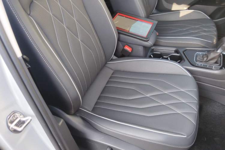 Used Volkswagen Tiguan L 2022 330TSI Automatic Two-Wheel Drive Smart Edition Right Front Seat