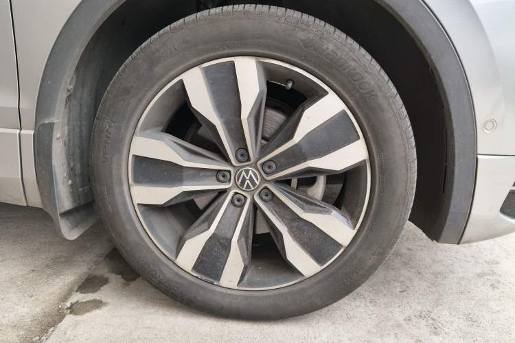 Used Volkswagen Tiguan L 2022 380TSI Automatic All-Wheel Drive R-Line Enhanced Comfort 7-Seater Right Front Wheel Hub