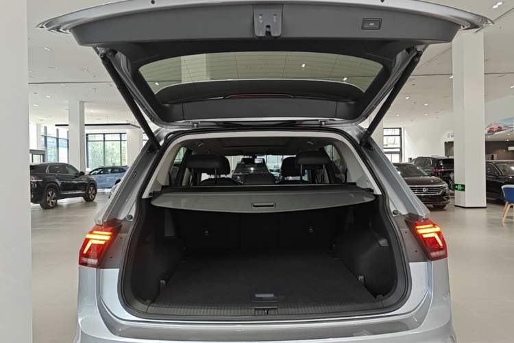 Used Volkswagen Tiguan L 2022 330TSI Automatic Two-Wheel Drive R-Line Enhanced Edition Trunk