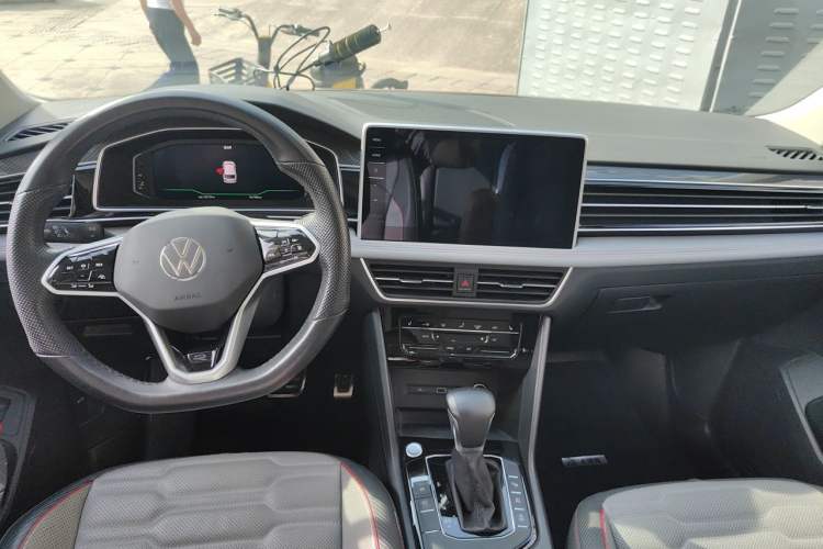 Used Volkswagen Tiguan L 2022 330TSI Automatic Two-Wheel Drive R-Line Flagship Edition Center Console