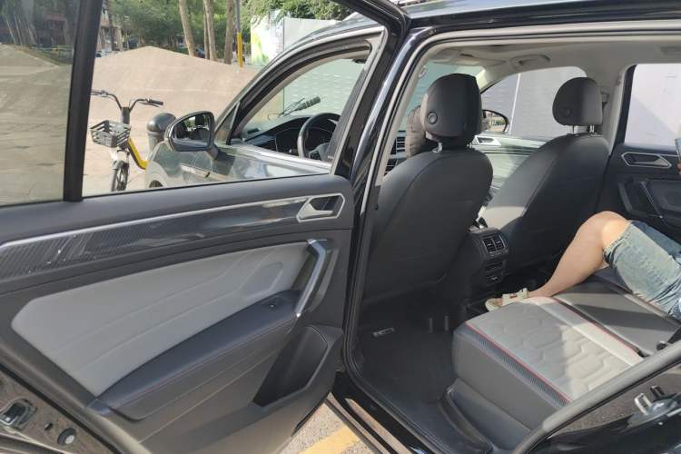 Used Volkswagen Tiguan L 2022 330TSI Automatic Two-Wheel Drive R-Line Flagship Edition Left Rear Seat