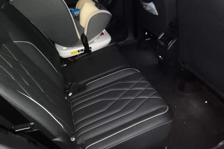 Used Volkswagen Tiguan L 2022 330TSI Automatic Two-Wheel Drive R-Line Enhanced Edition Left Rear Seat