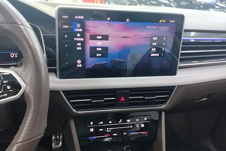 Used Volkswagen Tiguan L 2022 380TSI Automatic All-Wheel Drive R-Line Flagship 7-Seater Audio And AC Panel