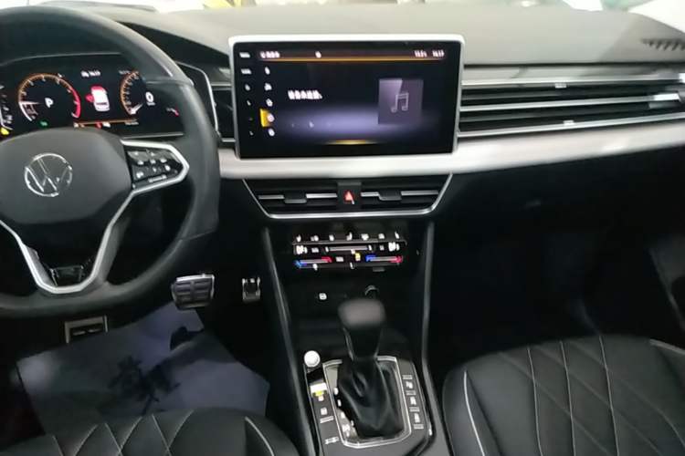 Used Volkswagen Tiguan L 2022 330TSI Automatic Two-Wheel Drive R-Line Enhanced Edition Audio And AC Panel