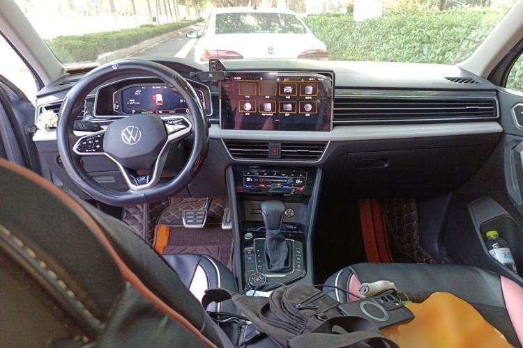 Used Volkswagen Tiguan L 2022 380TSI Automatic All-Wheel Drive R-Line Enhanced Comfort 7-Seater Center Console