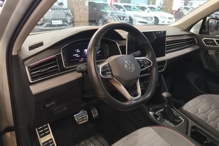 Used Volkswagen Tiguan L 2022 330TSI Automatic Two-Wheel Drive R-Line Flagship Edition Center Console