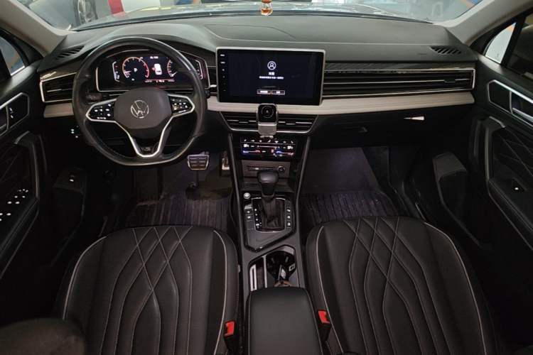 Used Volkswagen Tiguan L 2022 330TSI Automatic Two-Wheel Drive R-Line Enhanced Edition Center Console