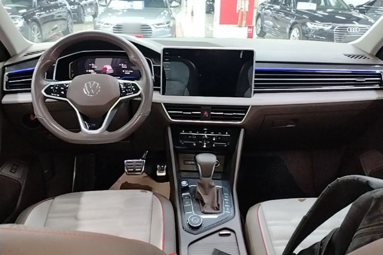 Used Volkswagen Tiguan L 2022 380TSI Automatic All-Wheel Drive R-Line Flagship 7-Seater Center Console