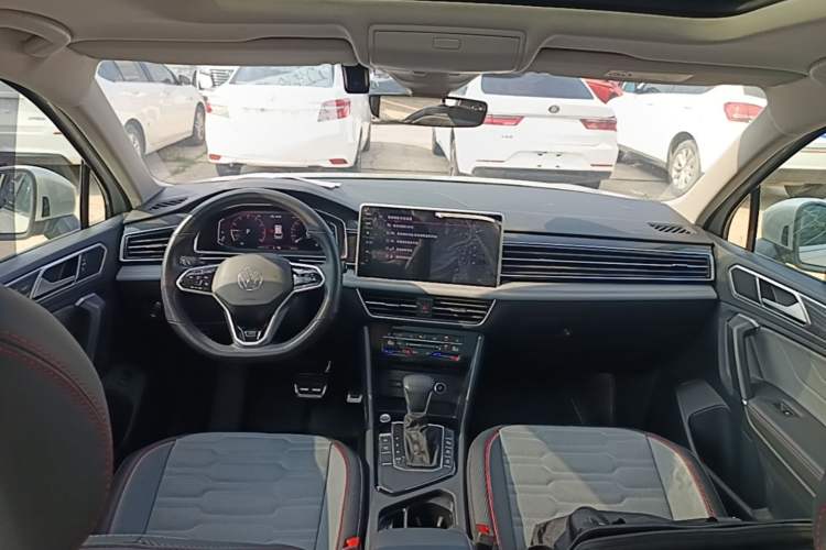 Used Volkswagen Tiguan L 2022 330TSI Automatic Two-Wheel Drive R-Line Flagship Edition Center Console