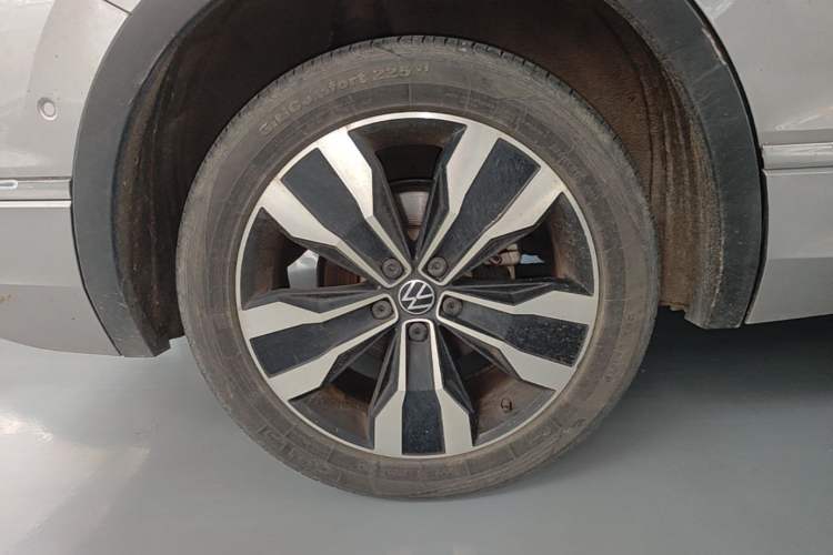 Used Volkswagen Tiguan L 2022 330TSI Automatic Two-Wheel Drive R-Line Enhanced Edition Exterior 5
