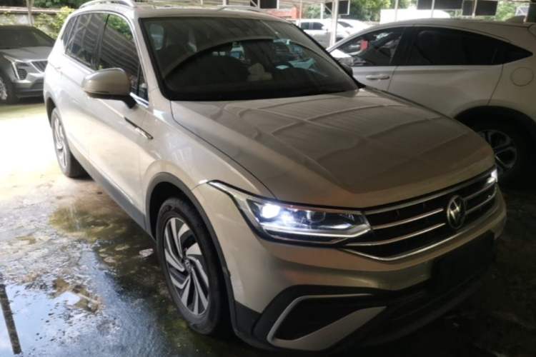 Used Volkswagen Tiguan L 2022 330TSI Automatic Two-Wheel Drive Smart Edition Front Right 45 Deg