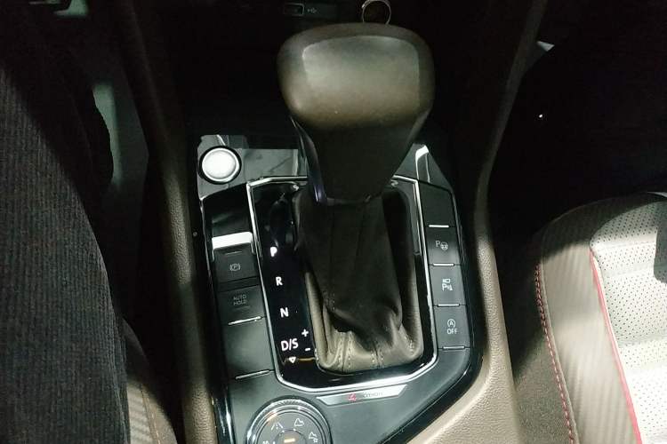 Used Volkswagen Tiguan L 2022 380TSI Automatic All-Wheel Drive R-Line Flagship 7-Seater Gear Lever