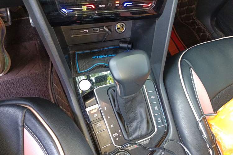 Used Volkswagen Tiguan L 2022 380TSI Automatic All-Wheel Drive R-Line Enhanced Comfort 7-Seater Gear Lever
