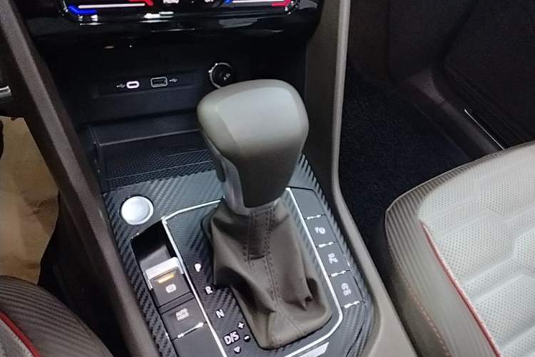 Used Volkswagen Tiguan L 2022 380TSI Automatic All-Wheel Drive R-Line Flagship 7-Seater Gear Lever
