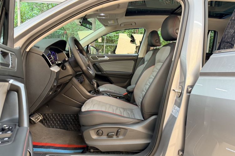 Used Volkswagen Tiguan L 2022 330TSI Automatic Two-Wheel Drive R-Line Flagship Edition Interior 1