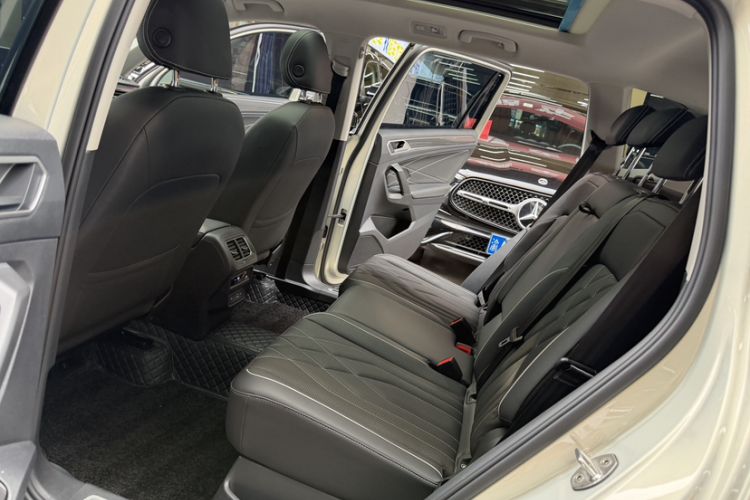 Used Volkswagen Tiguan L 2022 330TSI Automatic Two-Wheel Drive R-Line Enhanced Edition Interior 11