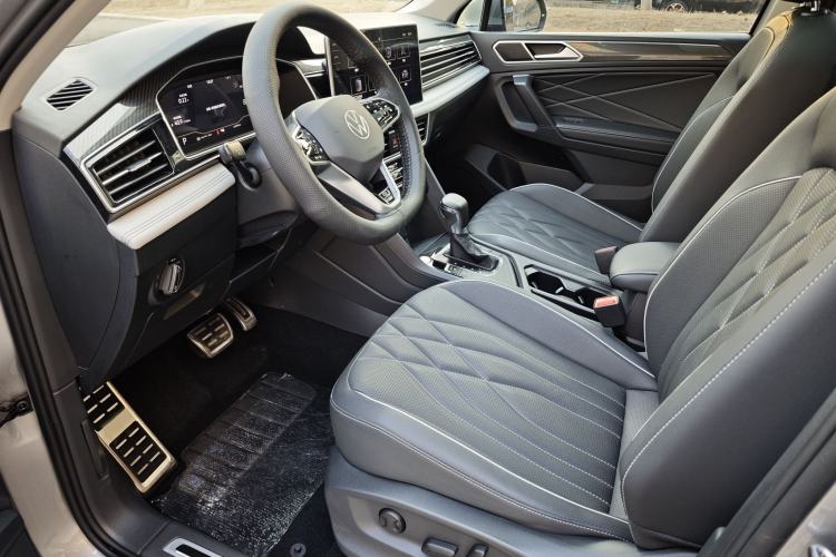 Used Volkswagen Tiguan L 2022 330TSI Automatic Two-Wheel Drive R-Line Enhanced Edition Interior 2