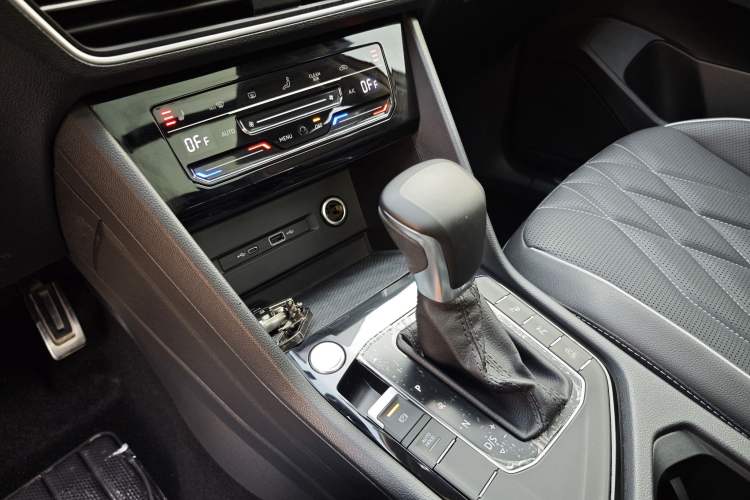Used Volkswagen Tiguan L 2022 330TSI Automatic Two-Wheel Drive R-Line Enhanced Edition Interior 3