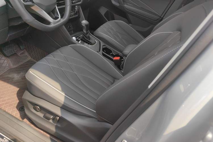 Used Volkswagen Tiguan L 2022 330TSI Automatic Two-Wheel Drive Smart Edition Interior 3