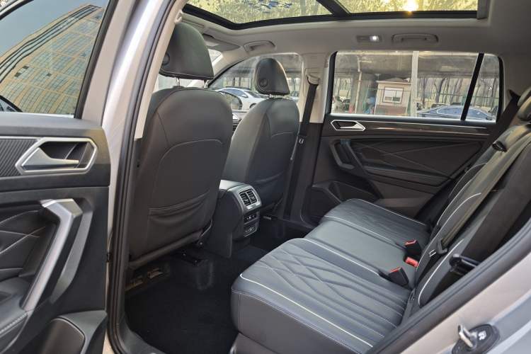 Used Volkswagen Tiguan L 2022 330TSI Automatic Two-Wheel Drive R-Line Enhanced Edition Interior 4