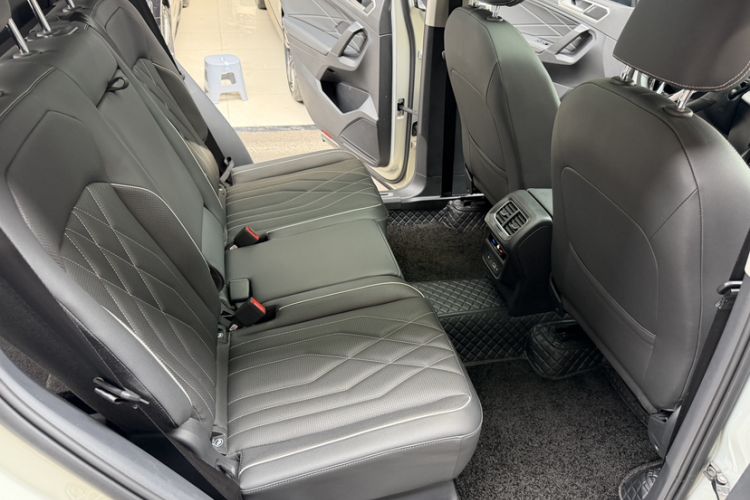 Used Volkswagen Tiguan L 2022 330TSI Automatic Two-Wheel Drive R-Line Enhanced Edition Interior 4