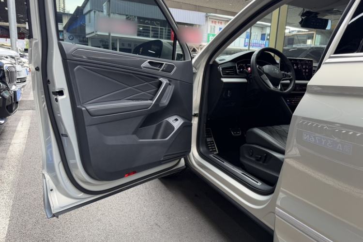 Used Volkswagen Tiguan L 2022 330TSI Automatic Two-Wheel Drive R-Line Enhanced Edition Interior 5