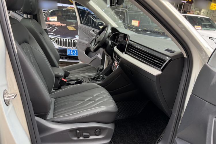 Used Volkswagen Tiguan L 2022 330TSI Automatic Two-Wheel Drive R-Line Enhanced Edition Interior 6