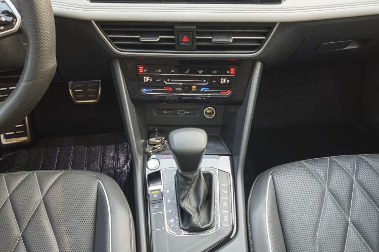 Used Volkswagen Tiguan L 2022 330TSI Automatic Two-Wheel Drive R-Line Enhanced Edition Interior 8