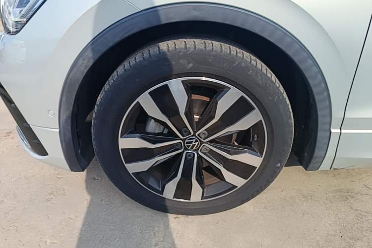 Used Volkswagen Tiguan L 2022 330TSI Automatic Two-Wheel Drive R-Line Flagship Edition Left Front Wheel Hub