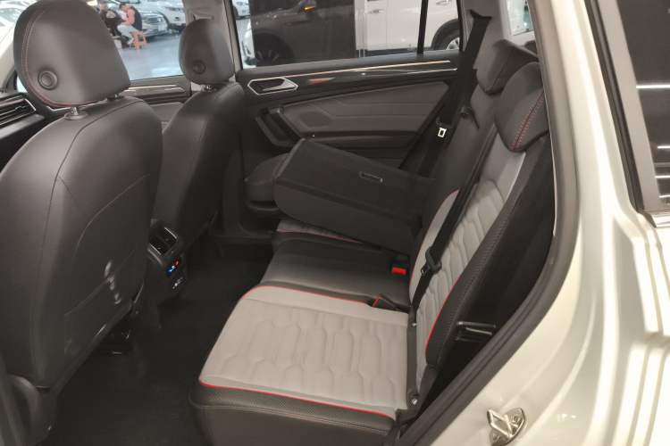 Used Volkswagen Tiguan L 2022 330TSI Automatic Two-Wheel Drive R-Line Flagship Edition Left Rear Seat