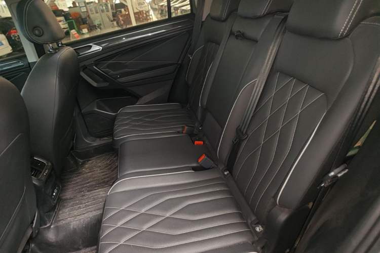Used Volkswagen Tiguan L 2022 330TSI Automatic Two-Wheel Drive R-Line Enhanced Edition Left Rear Seat
