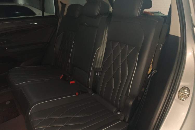 Used Volkswagen Tiguan L 2022 330TSI Automatic Two-Wheel Drive R-Line Enhanced Edition Left Rear Seat