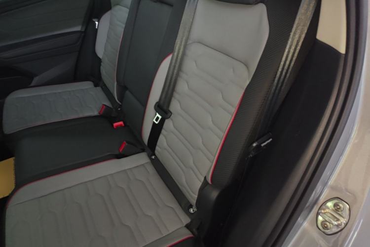 Used Volkswagen Tiguan L 2022 330TSI Automatic Two-Wheel Drive R-Line Flagship Edition Left Rear Seat