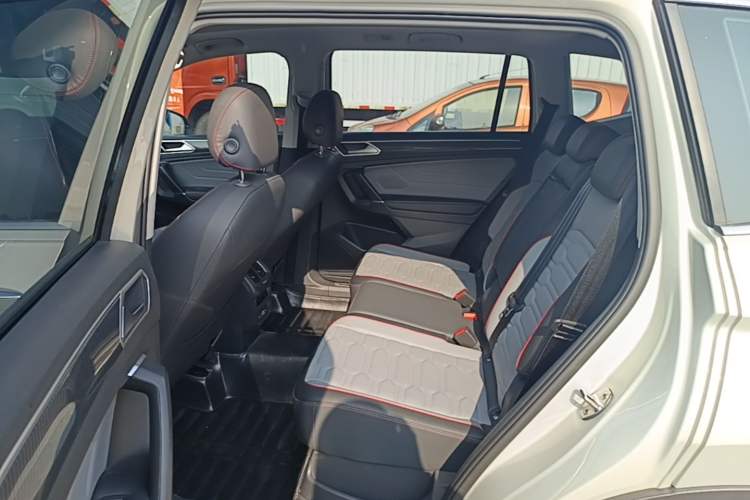 Used Volkswagen Tiguan L 2022 330TSI Automatic Two-Wheel Drive R-Line Flagship Edition Left Rear Seat