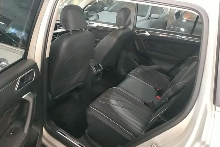 Used Volkswagen Tiguan L 2022 330TSI Automatic Two-Wheel Drive R-Line Enhanced Edition Left Rear Seat